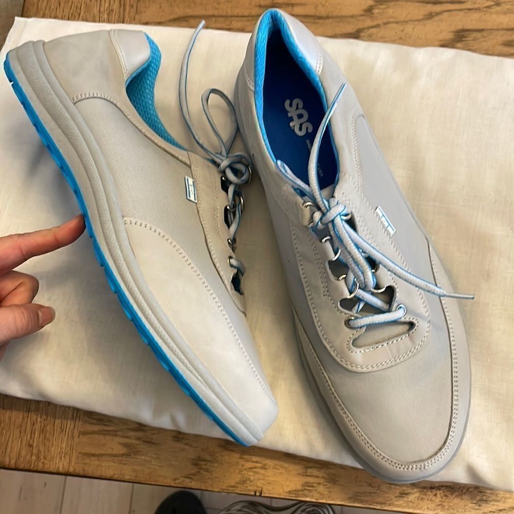 SAS STYLE SPORTY SILVER SNEAKERS.  NEW.